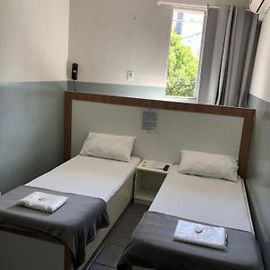Habitación Grande con 2 Camas Individuales